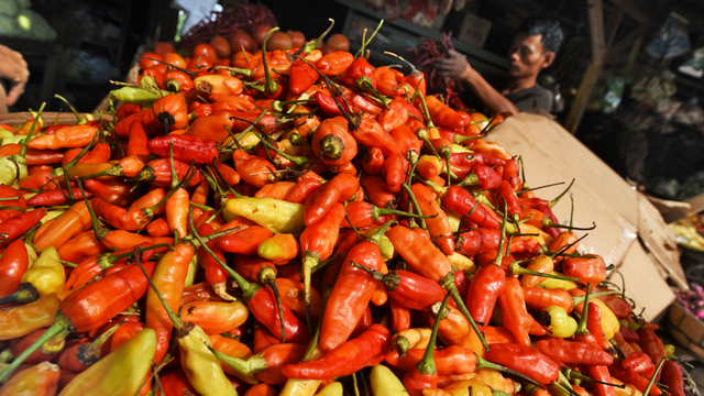 Pedagang sayur melayani pembeli di Pasar Induk Rau, Serang, Banten, Rabu (6/1). Foto: Asep Fathulrahman/ANTARA FOTO