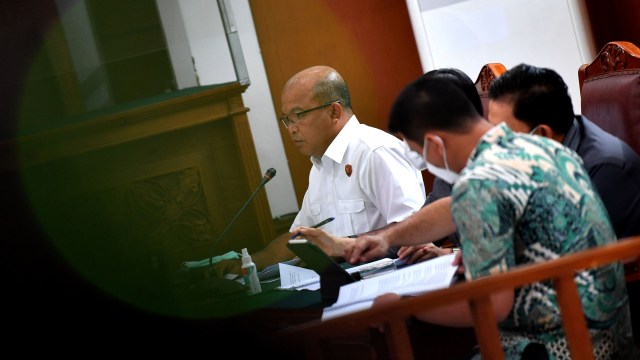 Tim penyidik Polda Metro Jaya selaku pihak termohon membacakan tanggapannya dalam sidang praperadilan penetapan tersangka Muhammad Rizieq Shihab di Pengadilan Negeri Jakarta Selatan, Selasa (5/1). Foto: Sigid Kurniawan/ANTARA FOTO