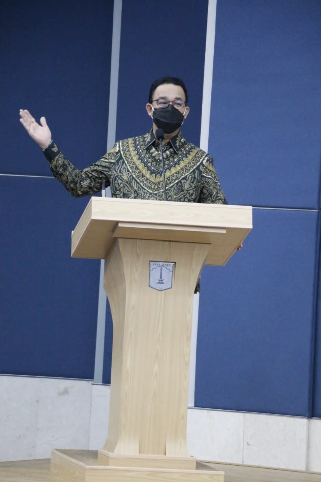 Gubernur DKI Jakarta Anies Baswedan memberikan sambutan saat menerima Harmony Award Tahun 2020 dari Kementerian Agama RI di Balai Kota DKI Jakarta. Foto: Pemprov DKI Jakarta