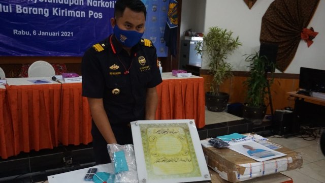 Petugas Kantor Pengawasan dan Pelayanan Bea dan Cukai (KPPBC) tipe madya pabean B Yogyakarta berhasil menggagalkan upaya penyelundupan narkotika jenis sabu-sabu seberat 201,74 gram dari Nigeria ke Magelang Jawa Tengah. Foto: Dok. Istimewa
