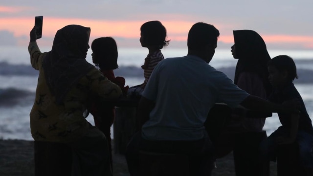 Ilustrasi warga Aceh saat wisata ke pantai di tengah pandemi corona. Foto: Suparta/acehkini