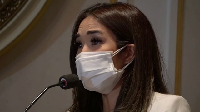 Gisella Anastasia memberikan keterangan pers penetapan sebagai tersangka kasus penyebaran video porno di Jakarta, Rabu (6/1).  Foto: Jamal Ramadhan/kumparan