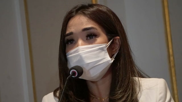 Gisella Anastasia memberikan keterangan pers penetapan sebagai tersangka kasus penyebaran video porno di Jakarta, Rabu (6/1).
 Foto: Jamal Ramadhan/kumparan