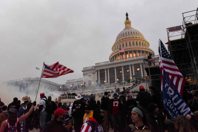 Suasana ketika para pendukung Presiden AS Donald Trump berkumpul di luar, di Washington, Amerika Serikat. Foto: Stephanie Keith/Reuters