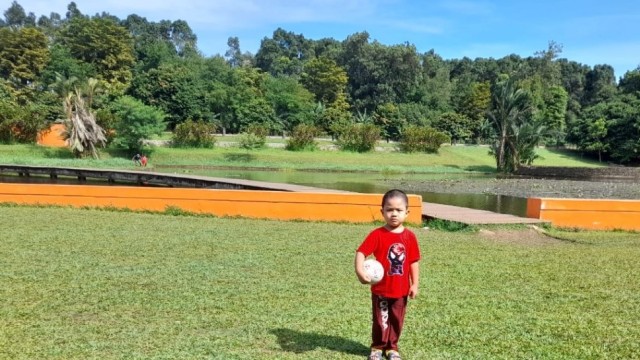 Ilustrasi Seorang Anak dengan Latar Danau Dora. Sumber: Dokumentasi Pribadi (2020)