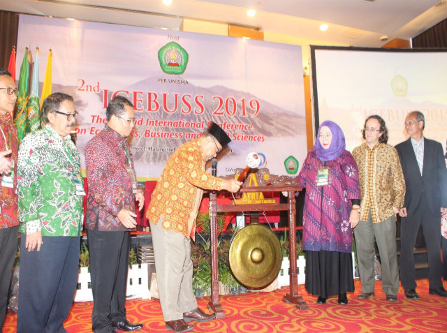 2nd ICEBUSS (2019) yang sukses dengan keynote Speaker Prof Jamie Davidson (National University of Singapore) dan Prof Othman Yong (University Kebangsaan Malaysia). Foto: dok