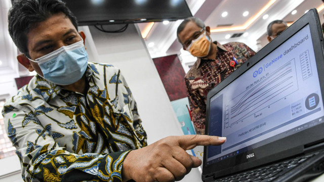 Ketua Konsorsium Riset dan Inovasi COVID-19 Kemenristek Ali Ghufron Mukti (kiri) menunjukkan cara kerja alat deteksi dini COVID-19 bernama GeNose C19 pada monitor komputer di Kantor Kemenko PMK, Jakarta, Kamis (7/1/2021). Foto: M RISYAL HIDAYAT/ANTARA FOTO