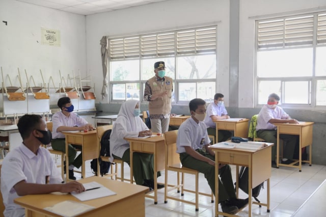 Gubernur Aceh Nova Iriansyah memantau penerapan protokol kesehatan pada sejumlah sekolah di Banda Aceh, Kamis (7/1). Foto: Humas Setda Aceh