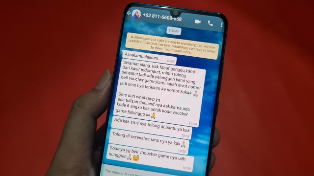 Ilustrasi penipuan WhatsApp modus voucher game Indomaret bahas Thailand. Foto: Bianda Ludwianto/kumparan