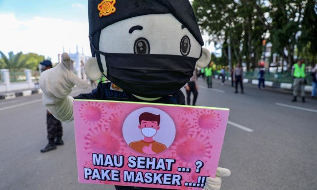 Badut maskot Polisi dilibatkan dalam sosialisasi protokol kesehatan di Aceh. Foto: Suparta/acehkini