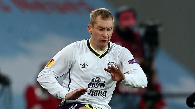 Tony Hibbert saat masih membela Everton. Foto: RONNY HARTMANN/AFP