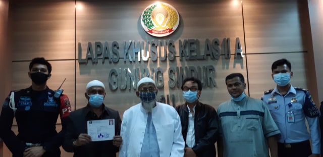Petugas Lapas bersama tim pengacara Abu Bakar Ba’asyir di Lapas Khusus Kelas IIA Gunung Sindur. (Foto: Kemenkumham)