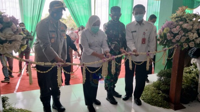 Bupati Bojonegoro, Dr Hj Anna Muawanah, saat resmikan Pasar Daerah Maju Raya Unit Mejuwet-Sroyo. Jumat (08/01/2021) (foto: dan/beritabojonegoro)