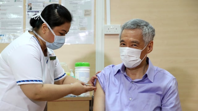 PM Singapura, Lee Hsien Loong, saat disuntik vaksin corona di Singapore General Hospital, Jumat (8/1). Foto: Facebook/Lee Hsien Loong