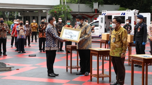 Mendagri Tito Karnavian menyerahkan Mobile Lab PCR, ambulans dan sembako kepada pegawai di Lingkungan Kemendagri dan Badan Nasional Pengelola Perbatasan (BNPP). Foto: Kemendagri