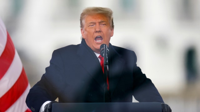 Presiden AS Donald Trump berbicara dalam rapat umum untuk memperebutkan sertifikasi hasil pemilihan presiden AS 2020 oleh Kongres AS, di Washington, AS, Rabu (6/1/2021). Foto: JIM BOURG/REUTERS