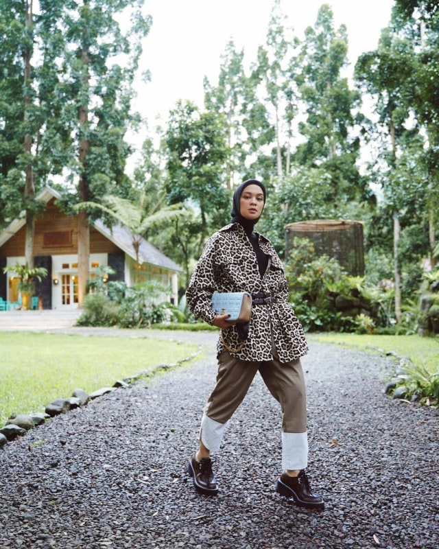 OOTD wanita berhijab. Foto: Instagram @tantinamirah