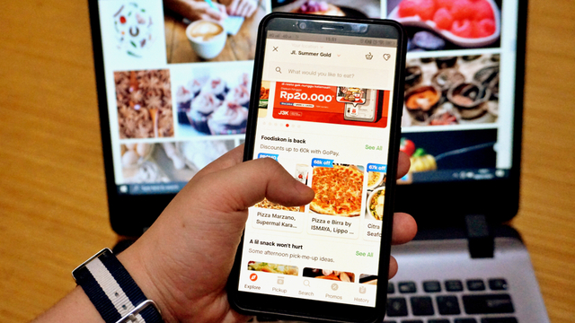 Ilustrasi memesan makanan secara online. Foto: Melly Meiliani/kumparan