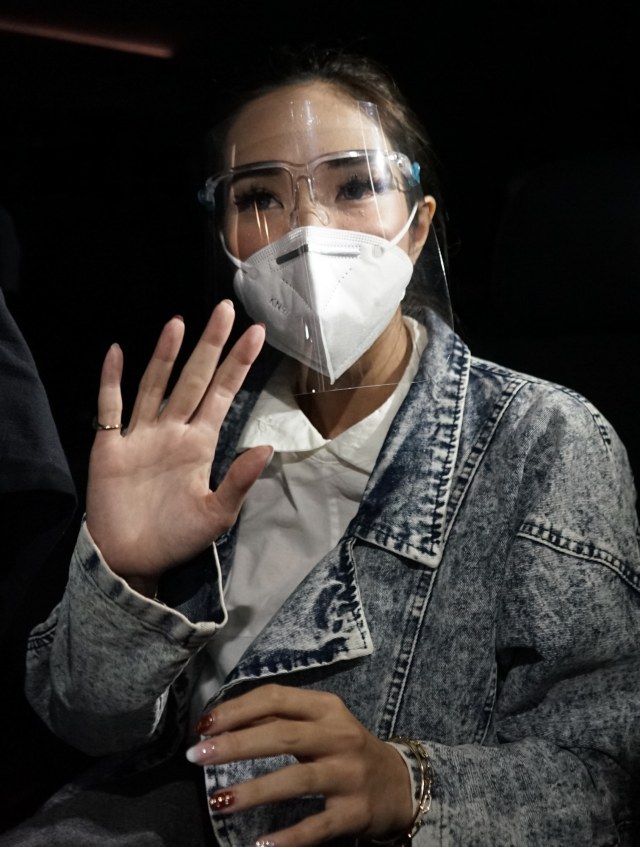 Artis Gisel Anastasia keluar dari pemeriksaan di Polda Metro Jaya, Jakarta, Jumat, (8/1/2020). Foto: Ronny