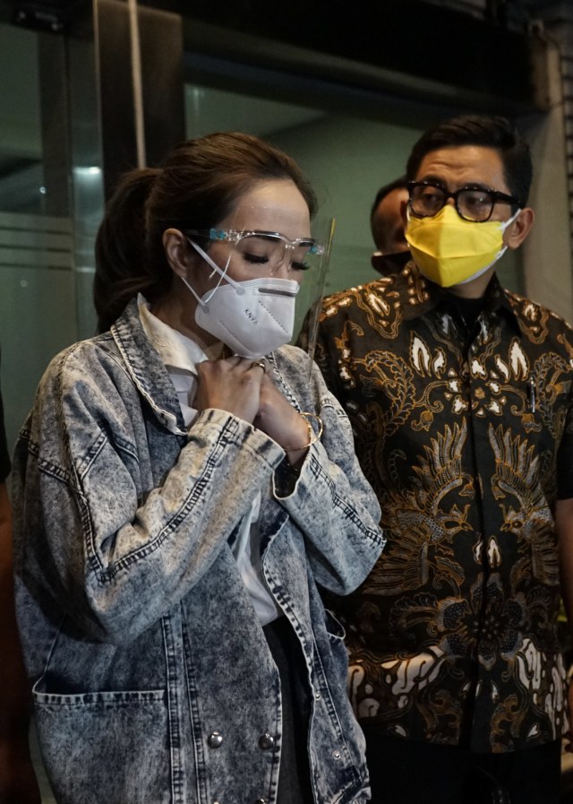 Artis Gisel Anastasia keluar dari pemeriksaan di Polda Metro Jaya, Jakarta, Jumat, (8/1/2020). Foto: Ronny