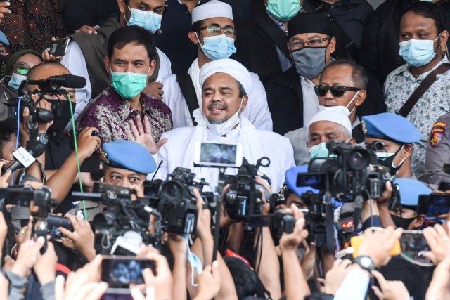 Wartawan saat meliput kedatangan Imam Besar Front Pembela Islam (FPI) Habib Rizieq Shihab (tengah) di Mapolda Metro Jaya, Jakarta, Sabtu (12/12/2020) Foto: Hafidz Mubarak A/Antara Foto