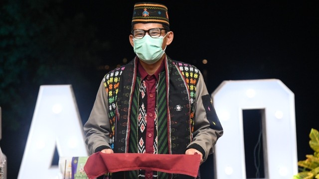 Menteri Pariwisata dan Ekonomi Kreatif, Sandiaga Uno, saat mengunjungi UMKM pariwisata dan ekonomi kreatif di Labuan Bajo. Foto: Dok. Istimewa