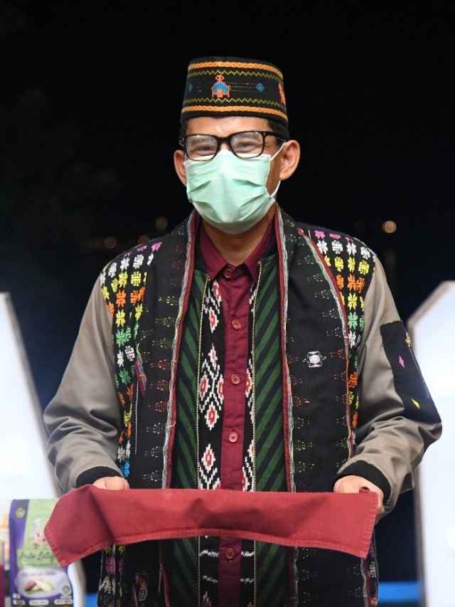 Menteri Pariwisata dan Ekonomi Kreatif, Sandiaga Uno, saat mengunjungi UMKM pariwisata dan ekonomi kreatif di Labuan Bajo. Foto: Dok. Istimewa