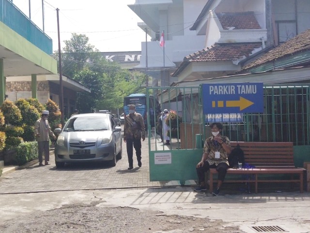 Beberapa tamu mulai berdatangan di Pesantrem Al Mukmin, Ngruki, untuk menemui Abu Bakar Ba'asyir