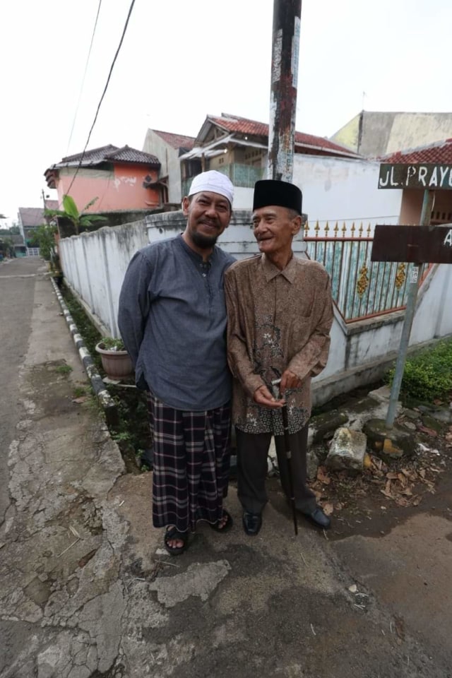 Pilot Sriwijaya Air Haji Afwan (kiri) berpose bersama seorang tetangganya di Cibinong Bogor.  Foto: Dok. Istimewa