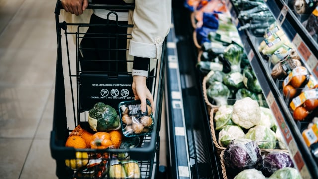 Ilustrasi konsumsi masyarakat di toko ritel. Foto: Getty Images