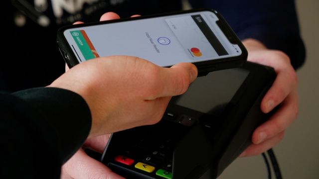 Ilustrasi menggunakan digital payment. Foto: Naipo De/Unsplash