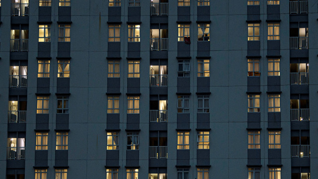 Lampu-lampu ruang perawatan menyala di Rumah Sakit Darurat COVID-19 Wisma Atlet Kemayoran, Jakarta, Senin (23/11/2020). Foto: Aditya Pradana Putra/ANTARA FOTO