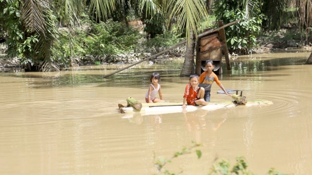 Bermain rakit saat banjir di Aceh Tamiang, Mei 2020. Foto: Abdul Hadi/acehkini 
