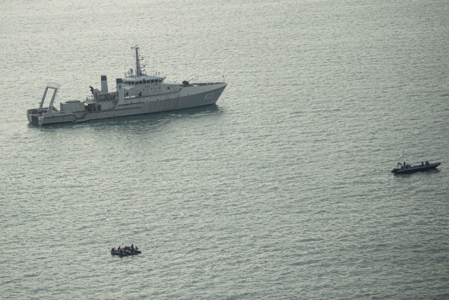 KRI Rigel-933 melakukan pencarian korban dan puing pesawat Sriwijaya Air SJ 182 di perairan Kepulauan Seribu, Jakarta, Minggu (10/1).  Foto: Aditya Pradana Putra/ANTARA FOTO