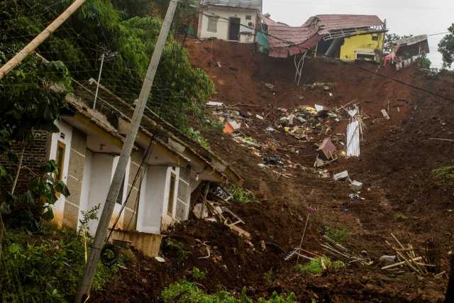 Kondisi permukiman dan tebing pascalongsor di Cimanggung, Kabupaten Sumedang, Jawa Barat, Minggu (10/1).  Foto: Novrian Arbi/ANTARA FOTO