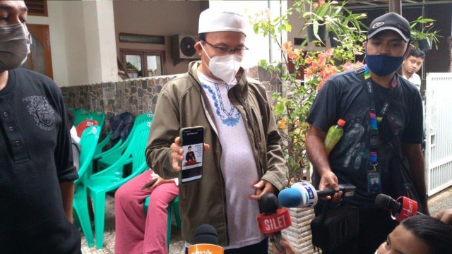Usman, sepupu Capt Afwan, menunjukkan profile picture WA saudaranya yang bergambar Superman sedang salat. Foto: Dok. Istimewa