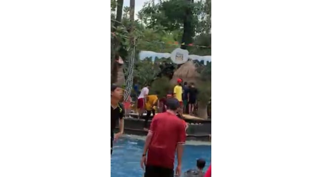 Polisi bubarkan kerumunan di Waterboom Lippo Cikarang Foto: Dok. istimewa