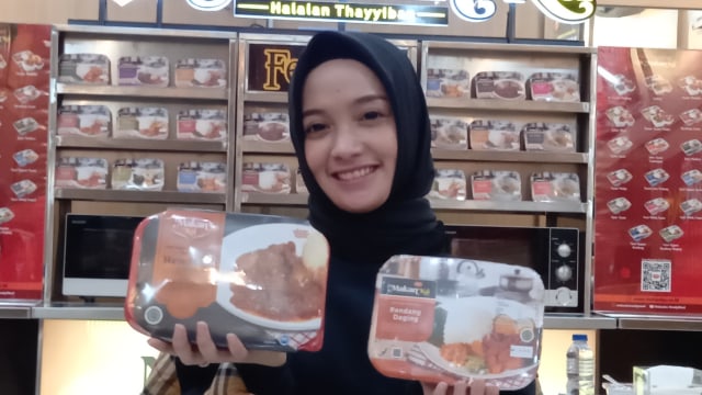 Co-Founder MakanKu, Nisaku menunjukkan produk baru MakanKu Festival