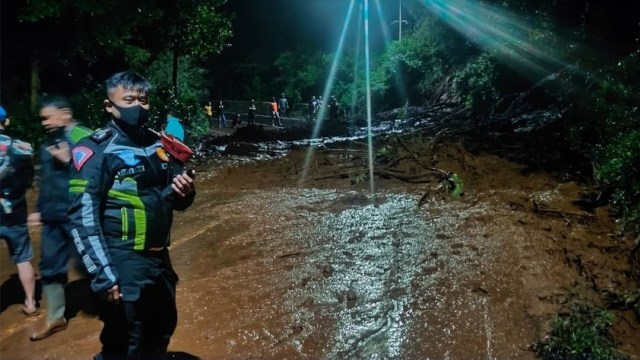 Tanah longsor di kawasan Panimbangan, Gunung Mas, Puncak, Bogor, Jawa Barat. Foto: Instagram/@tmcpolresbogor
