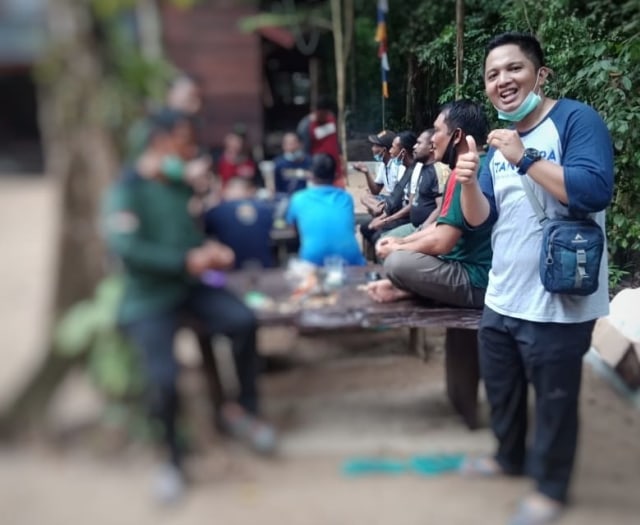 Rizki Wahyudi bersama rekan-rekan kerjanya. Foto: Dok. Donni Pasaribu
