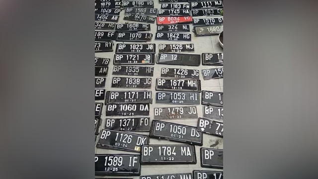 Puluhan pelat nomor kendaraan yang ditemukan usai banjir surut di jalan menuju Bandara Hang Nadim, Batam. (Foto: Facebook @Zaenal Arifin)