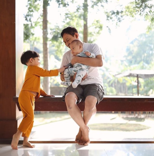 Ayah Andien dan cucu-cucunya. Foto: Instagram/andienaisyah