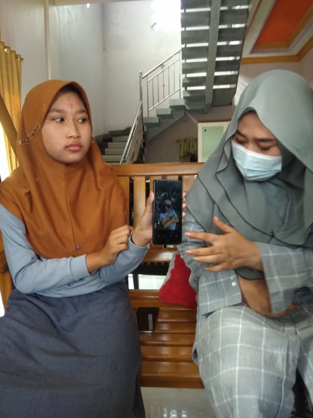 Sumiyatun (kanan) didampingi anak keduanya saat memberikan keterangan kepada awak media di rumahnya di Demak. Foto: Dok. Istimewa