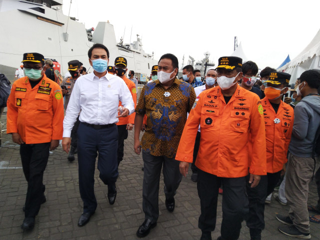 Wakil Ketua DPR RI Azis Syamsuddin, dan Wakil Ketua DPR RI Rachmat Gobel di posko pencarian Sriwijaya Air SJ-182, JICT, Tanjung Priok, Jakarta Utara, Senin (11/1). Foto: Fachrul Irwinsyah/kumparan