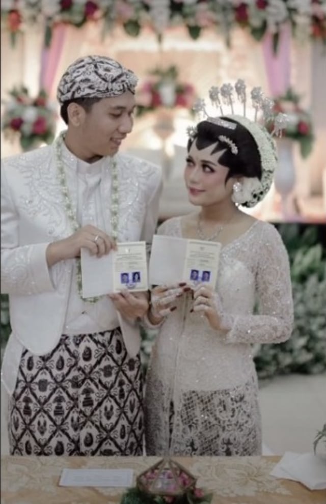Viral buku nikah pasangan pengantin baru hanya berisi foto sang suami. (Foto: TikTok/@aqilamaheera03)