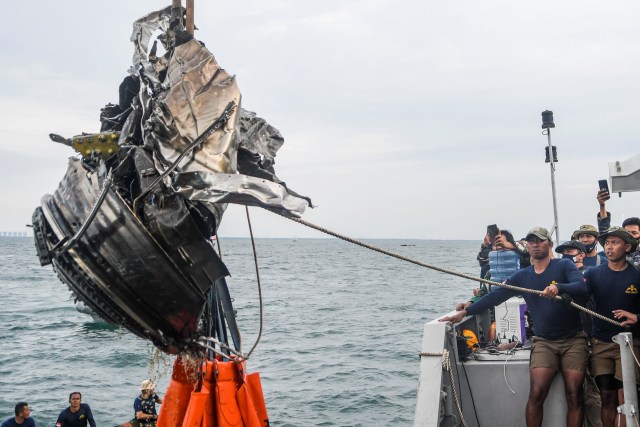 Sejumlah penyelam TNI AL menarik puing yang diduga turbin dari pesawat Sriwijaya Air SJ 182 ke atas KRI Rigel-933 di perairan Kepulauan Seribu. Foto: M Risyal Hidayat/Antara Foto