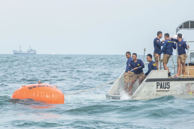 Penyelam TNI AL menarik AFB yang mengikat puing pesawat Sriwijaya Air SJ 182 di dasar perairan Kepulauan Seribu, Jakarta. Foto: M Risyal Hidayat/Antara Foto