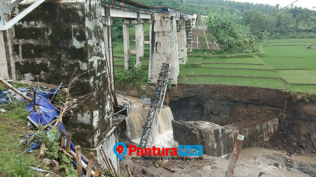 Jembatan Kereta Api di Desa Tonjong Kecamatan Tonjong, Brebes Senin (11/1/21) putus. (Foto: Reza Abineri)