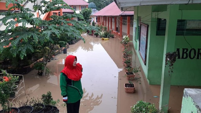 Kondisi banjir di SMPN 4 Kota Solok, Sumatera Barat pagi ini, Selasa 12 Januari 2021. Foto: facebook/Hurriyati