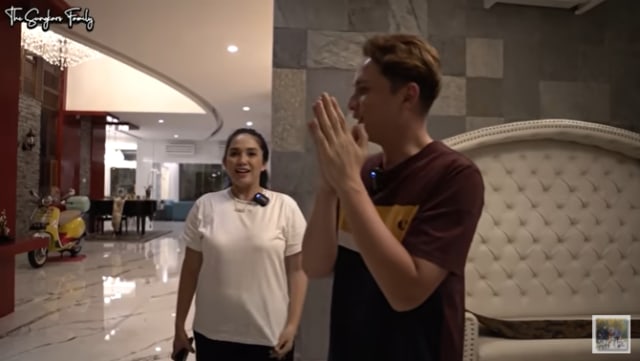 Rumah mewah Ussy Sulistiawaty-Andhika Pratama. Foto: YouTube The Sungkars Family